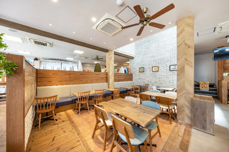 飲食店の内装リノベーション事例　テーブルスペース