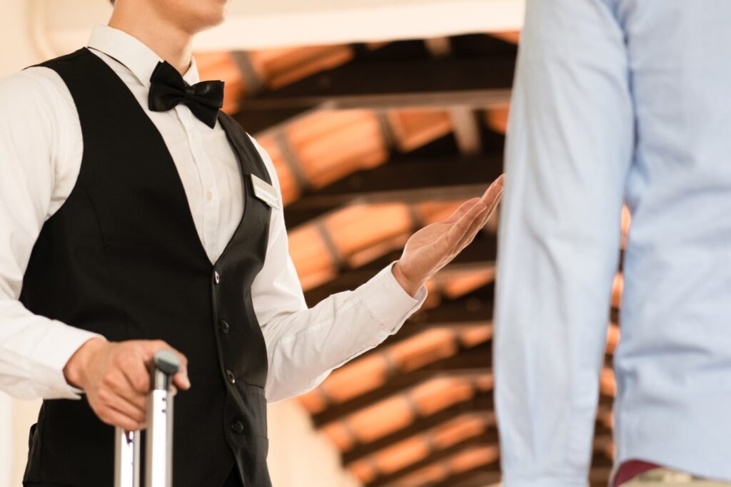 ホテルのフロントスタッフ